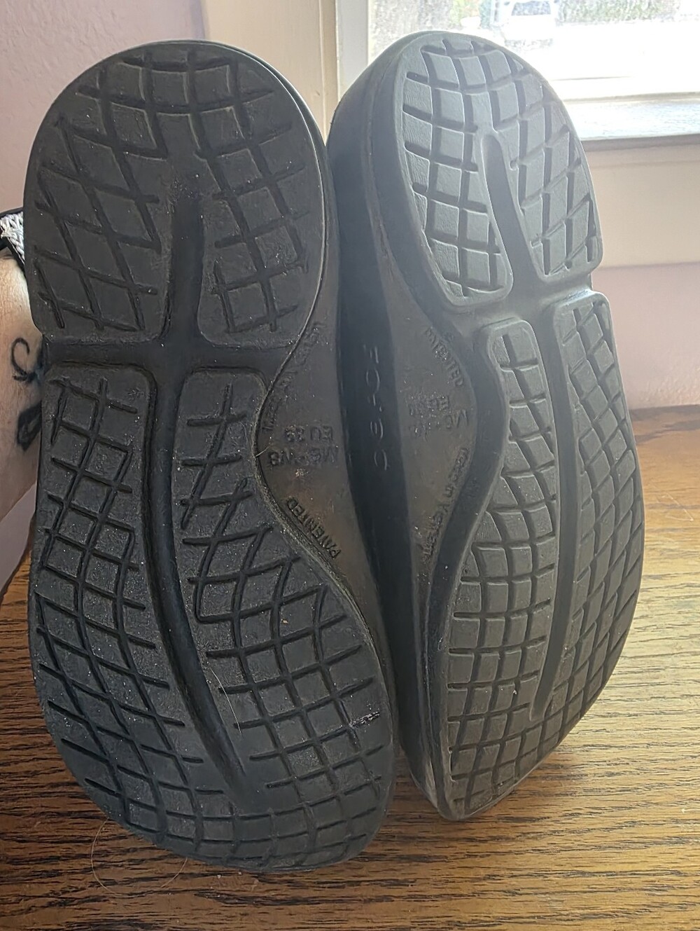 OOFOS Black Women’s Slip-On Recovery Clogs - Picture 4 of 4